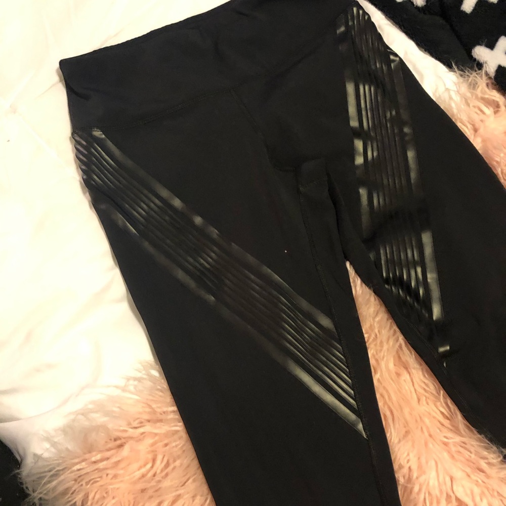 Black striped leggings